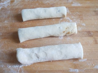 4、宝宝千层肉龙  小披萨,卷成卷切成3段。