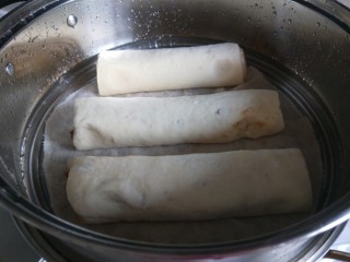 5、宝宝千层肉龙  小披萨,放入蒸锅醒放20分钟后开火蒸20分钟。