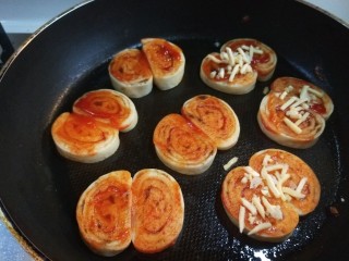 11、宝宝千层肉龙  小披萨,两面煎制金黄，刷一层番茄酱，在撒上一层马苏里拉奶酪。