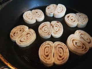 9、宝宝千层肉龙  小披萨,平底锅倒入适量油，放入肉龙片小火煎制。