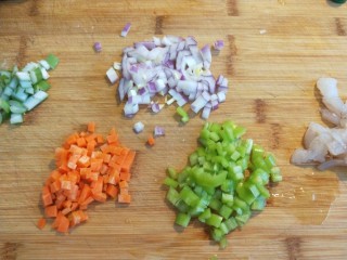 10、宝宝千层肉龙  小披萨,虾仁，胡萝卜，洋葱，尖椒，葱花，全部切成小丁。