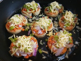 12、宝宝千层肉龙  小披萨,加入菜丁，上面在撒上一层马苏里拉奶酪。