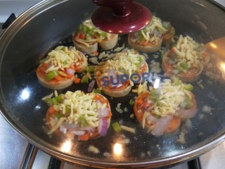 13、宝宝千层肉龙  小披萨,盖上锅盖小火慢熬，煎制两片凝固一起关火。