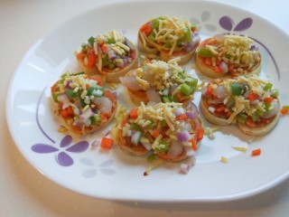 14、宝宝千层肉龙  小披萨,放入盘中。