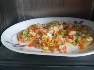 15、宝宝千层肉龙  小披萨,第二次放入微波炉加热两分钟，菜丁完全凝固在一起了。