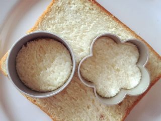 1、小芽早餐-培根鸡蛋彩蔬玛芬,借助模具或小杯子口,将吐司面扣成圆形(能放入玛芬模具即可)