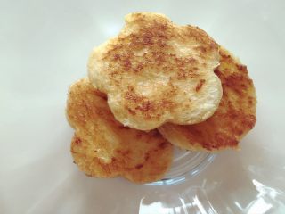 2、小芽早餐-培根鸡蛋彩蔬玛芬,煎锅中放入黄油,用中温将面包片每面煎1-2分钟,至表现呈现金黄色,放入小碗中备用