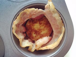 6、小芽早餐-培根鸡蛋彩蔬玛芬,向每个玛芬杯中放入一片培根,卷起来放,然后将面包放在培根上,轻轻按压,刚好可以固定住