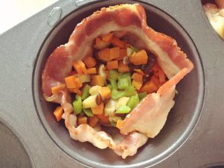 7、小芽早餐-培根鸡蛋彩蔬玛芬,用勺子舀适量彩蔬(1汤匙左右即可)放入