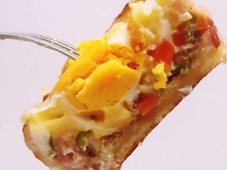 11、小芽早餐-培根鸡蛋彩蔬玛芬,横切面哈,材料很丰富,营养也全面,关键是味道,培根少许的烟熏味,搭配鸡蛋芝士的香味,还有蔬菜的清香,口感一流!