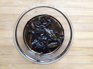 10、葱油面,将熬好的葱油倒入碗中