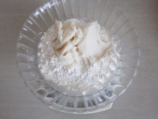 1、黑芝麻酥饼,酥皮制作：水60克，糖粉30克，猪油53克，中粉150克