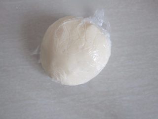 4、黑芝麻酥饼,油酥原料揉成团放冰箱静置30分钟，天气热油酥放冰箱冷藏方便接下来的操作。