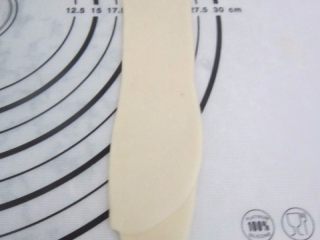 12、黑芝麻酥饼,擀成长条状。