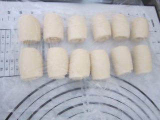 14、黑芝麻酥饼,擀卷结束，盖上保鲜膜松弛20分钟。