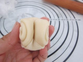 16、黑芝麻酥饼,两头对捏。