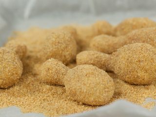 9、愚人节鸡腿蛋糕,.然后再撒上烤好的面包糠盖住所有的奶油霜的部分，鸡腿就最好了