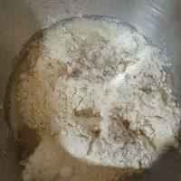 1、火腿培根披萨,把披萨皮材料除橄榄油外全部混合