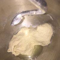 3、火腿培根披萨,加橄榄油继续和面至扩展阶段