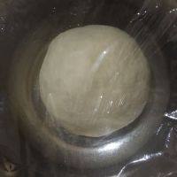 4、火腿培根披萨,揉圆盖保鲜膜进行发酵至两倍大