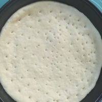 6、火腿培根披萨,在饼皮上戳些洞洞