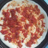 7、火腿培根披萨,刷披萨酱