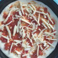 8、火腿培根披萨,撒适量的马苏里拉奶酪