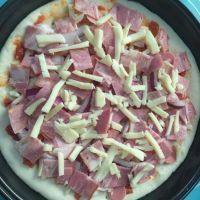 11、火腿培根披萨,再撒适量的奶酪