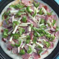 12、火腿培根披萨,再放青椒粒，家里没有红椒了，如果有放点红椒会很漂亮哦