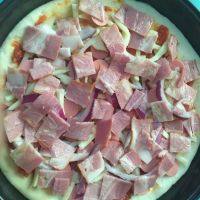 10、火腿培根披萨,放提前准备好的洋葱丝，再铺上培根