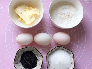 1、芝麻鸡蛋薄脆饼,准备好所需食材。