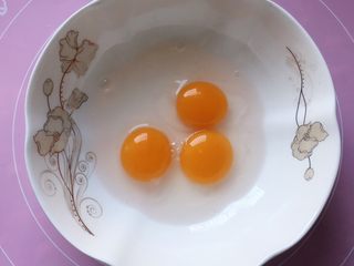 2、芝麻鸡蛋薄脆饼,将鸡蛋打入大碗中