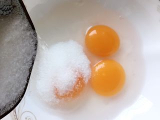 3、芝麻鸡蛋薄脆饼,加入绵白糖