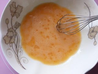 4、芝麻鸡蛋薄脆饼,用蛋抽搅拌均匀