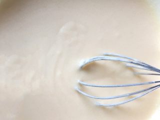 7、芝麻鸡蛋薄脆饼,充分搅拌均匀,没有结块,用蛋抽提起可顺滑流下。