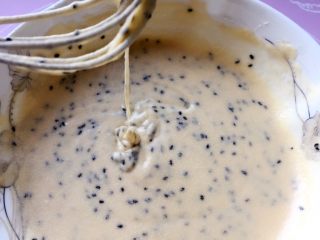 9、芝麻鸡蛋薄脆饼,搅拌均匀成面糊,是这种比较稀的面糊,提起蛋抽可顺滑流下,稀一点烤出来的饼干也会脆一点。