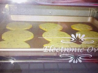 11、芝麻鸡蛋薄脆饼,将烤盘放入预热好的烤箱中层,上下火170度,烤10分钟,烤至边缘金黄色即可。