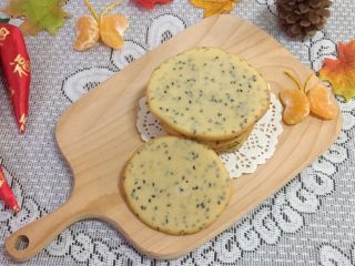 12、芝麻鸡蛋薄脆饼,刚取出热的时候有点软,稍冷却后就会很脆很好吃哦!