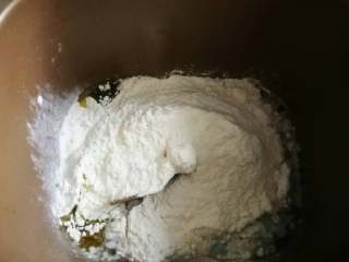 2、小鲜肉#中秋食饼记#,全部放进面包机里开和面档运行。