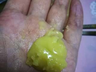 8、小鲜肉#中秋食饼记#,油酥拌好最好在冰箱里冰一下再用，否则实在难操作，我先在冷藏放了，拿出来这样还是不太好使，后来又进冷冻放了。建议还是放冷冻稍微冻起来能操作。