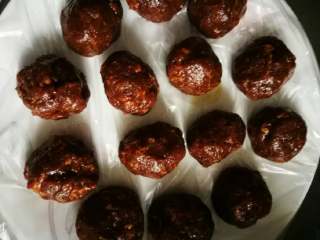 15、小鲜肉#中秋食饼记#,拌好肉馅，取适量肉馅大概20克左右吧，左右手对抛，整形成小肉丸子。