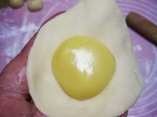 17、小鲜肉#中秋食饼记#,包入适量油酥。