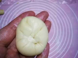 18、小鲜肉#中秋食饼记#,包好后也稍按扁。