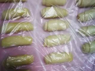 21、小鲜肉#中秋食饼记#,所有的卷好后盖保鲜膜醒半小时，时间长点更好。