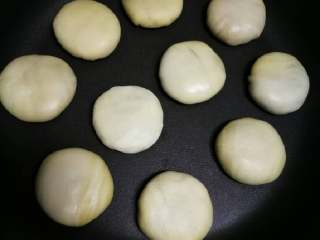 29、小鲜肉#中秋食饼记#,放到平底锅里，不用放一滴油，小火开始烘。