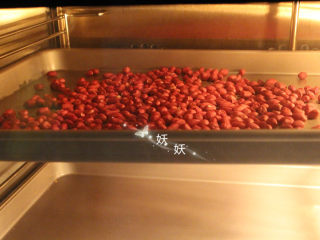 2、花生粘,烤箱160度烤15分钟，没有烤箱放锅里干炒焙熟就可以。