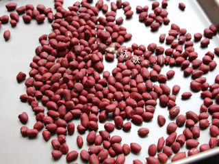 3、花生粘,烤的温度不能太高，不然花生裂了不好看，放凉以后的花生是很脆的。