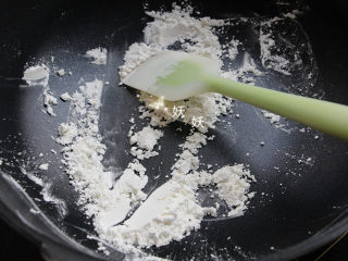 5、花生粘,把玉米淀粉炒到微微发黄。