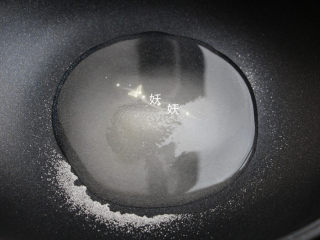 6、花生粘,将白砂糖和水倒入锅中。
