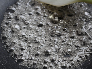 8、花生粘,继续小火熬制，待水分完全蒸发，糖水起大泡，能沾起糖丝到铲子上即可。